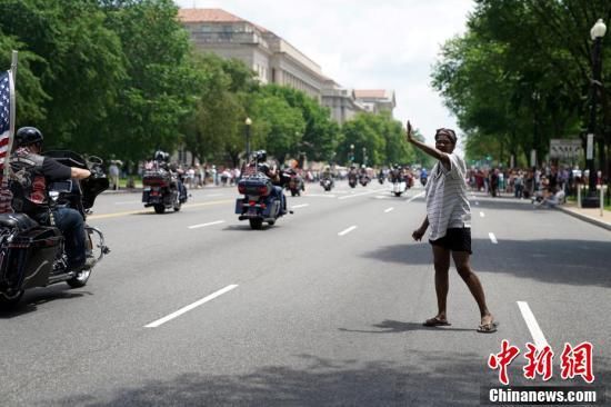 华盛顿举行“滚雷”摩托车游行 各式哈雷云集