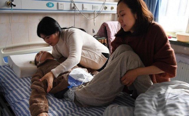 男子意外中毒昏迷不醒 女友病床前守 8 个月