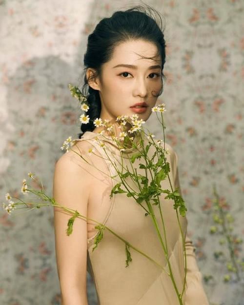 李沁晒出美照，仙气飘飘实在太美，配文保护当下