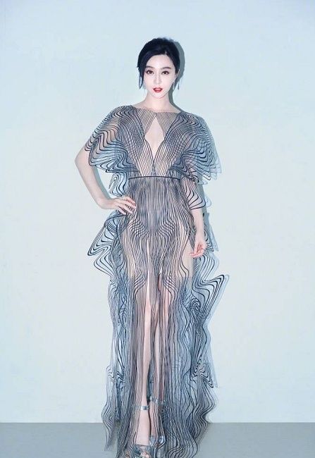 各女神拍大片 佟丽娅更女人,娜扎博眼球,冰冰透