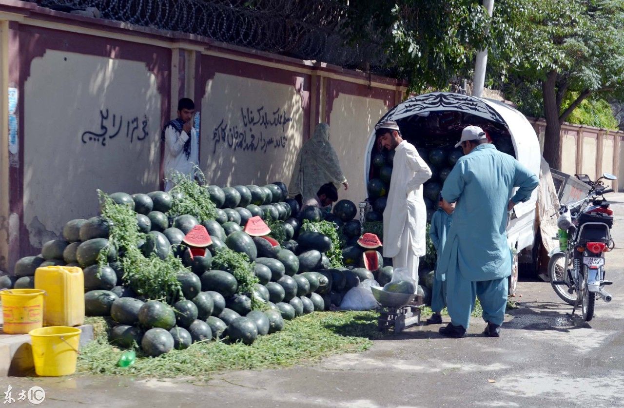 带你去巴基斯坦,看看小贩、巨轮和烈日下的男
