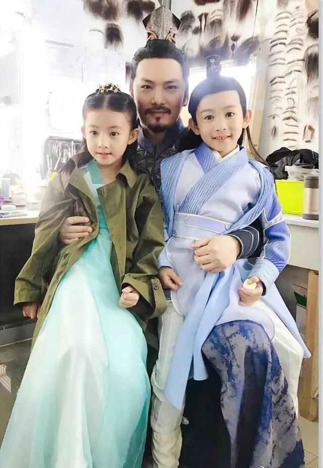 6月3日,网络上曝出一组电视剧《大主宰》剧组给王源找的小演员,照片中小牧尘身穿蓝色古装,头发扎起,看上去非常帅气,颜值非常高。从整体来看,造型以及耳朵、眼睛都与王源有相似之处,与王源一样透着一股可爱劲。一旁的小女孩则是王源小时候的陪伴,并非是欧阳娜娜饰演的洛璃小时候。