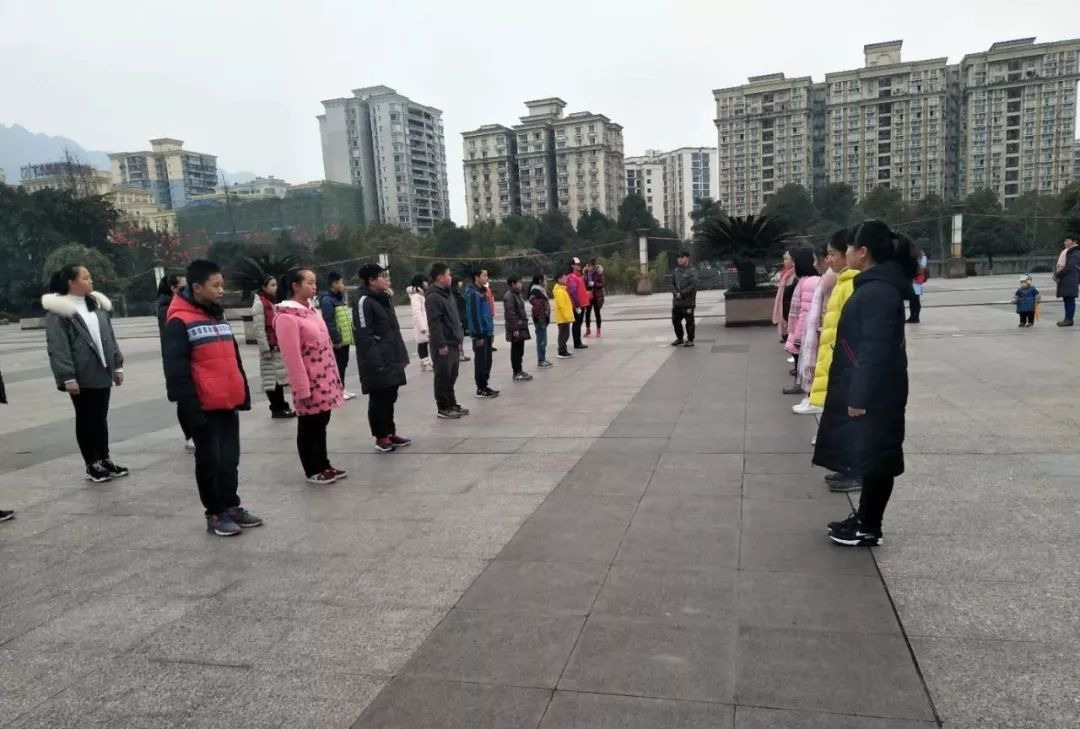 重庆市阳光志愿服务队开展公益活动。