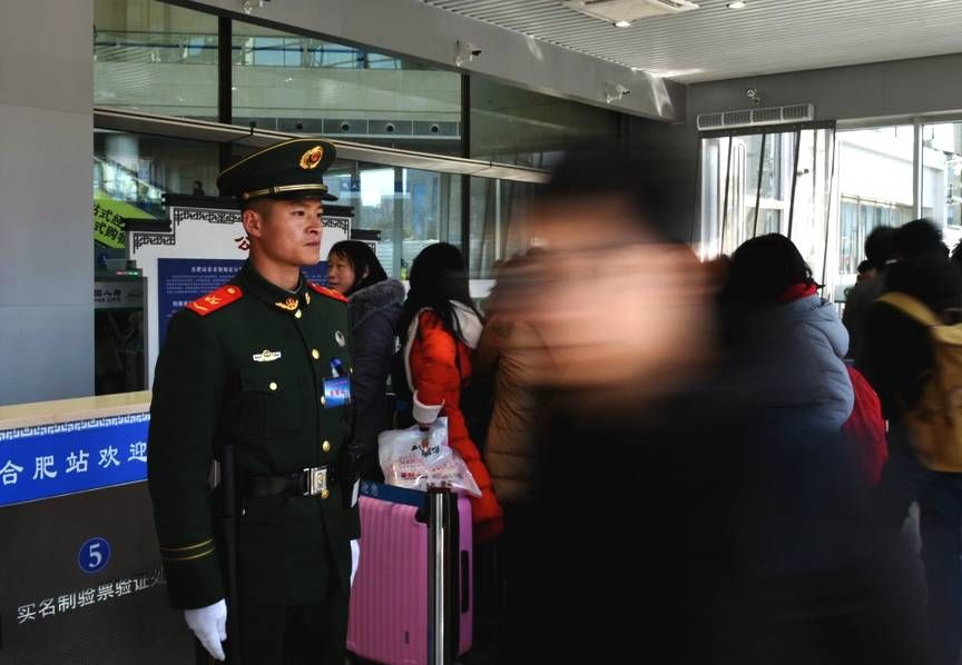 给春节旅途归家的人温暖，他们是最可爱的人，致敬我们的中国军人