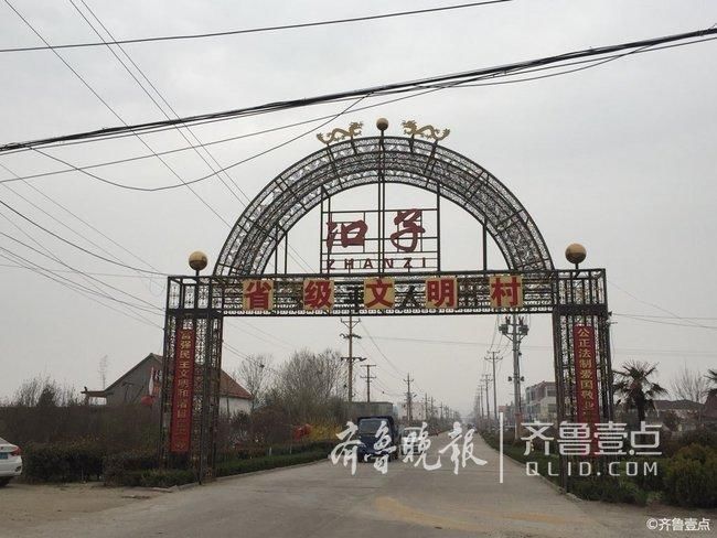这里地处日照市涛雒镇东南方向,有史可考始于乾隆1736年,至今已有300_风景520 那"冫口子庄"这个名字中的"冫口"是何来历呢?原来,据考证,日照县志上说:张雒口分出二水环抱此村故名曰:"冫口子",这二水指从磴山南面下来的水,通过"四门口"村流出,先后流经"大草坡","郭家庄子",孙家村,再从"冫口子庄"前经过"东庄"折向南从新口(现叫"东南营村")入海;从磴山后流下的水,从华山(原名"小羊圈")村、东风(原名"簸箕掌")村流出,经"下元"村,"高旺"村,孙家营子、李家营子、庄家村、又从村庄西的"龙王庙"("后庙")小码头流入