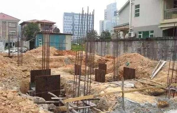 和有钱邻居同时盖房我花15W完工他30W主体刚完成, 建好他闭门不出