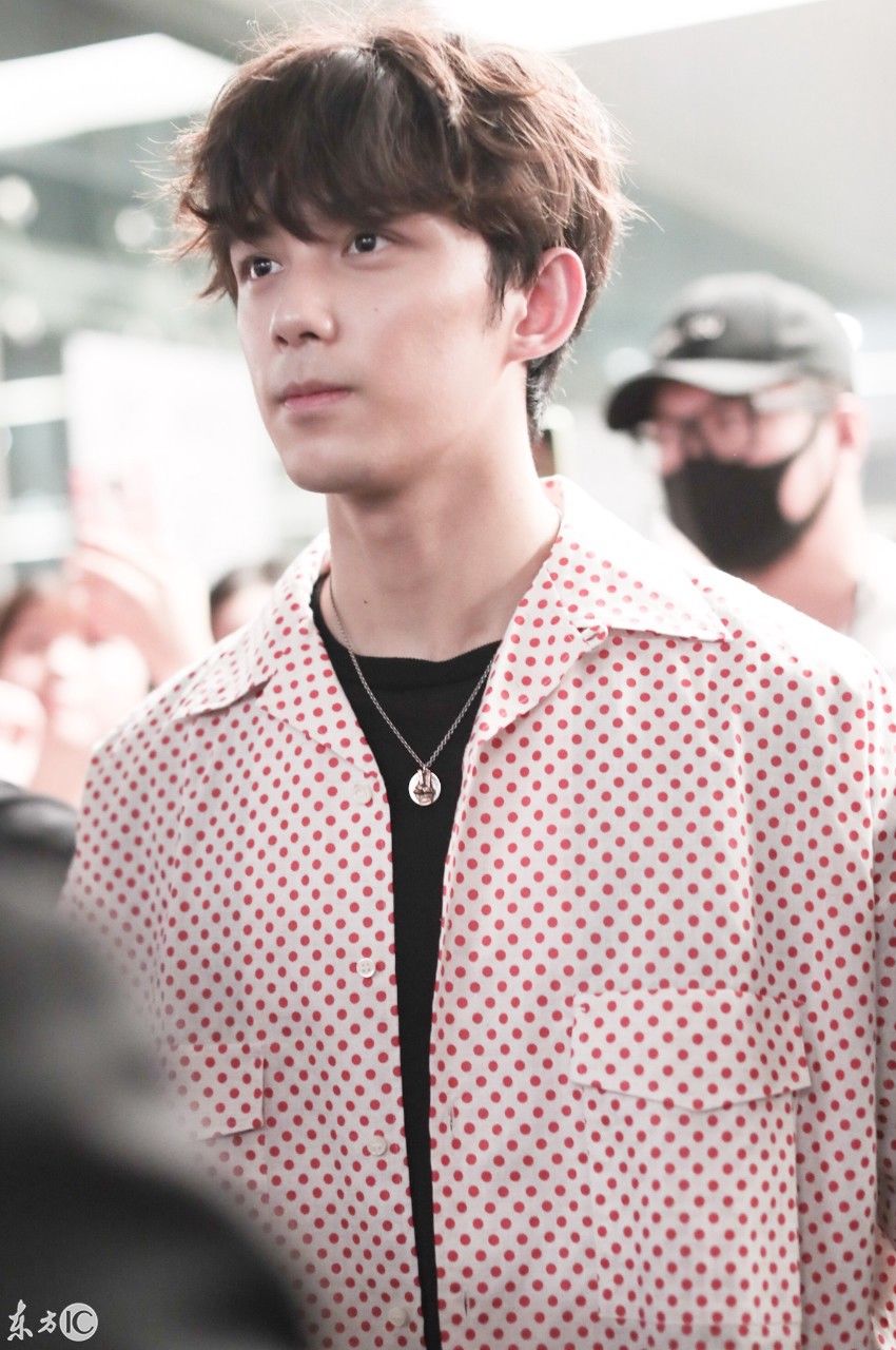 高考结束,吴磊回高中拍完毕业照后现身机场