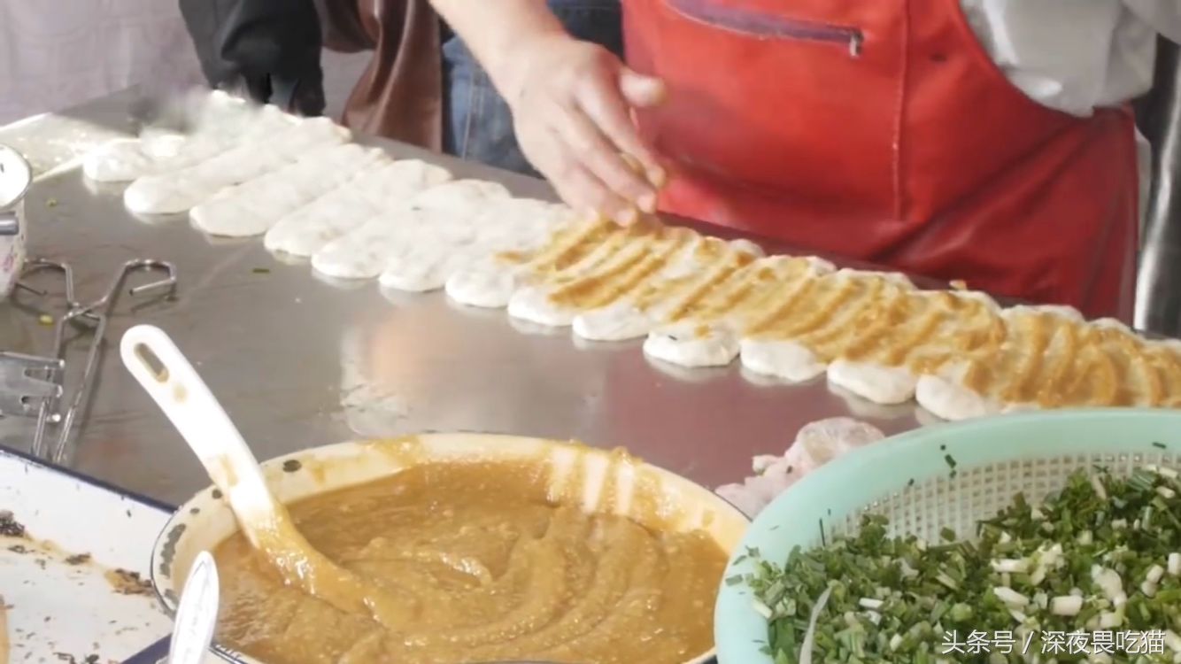 老师傅这样制作葱油饼,好不好吃你们自己就能看出来