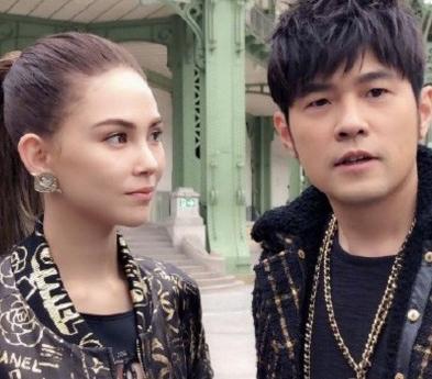 周杰伦昆凌同框看秀,身上的服装成最大亮点,被