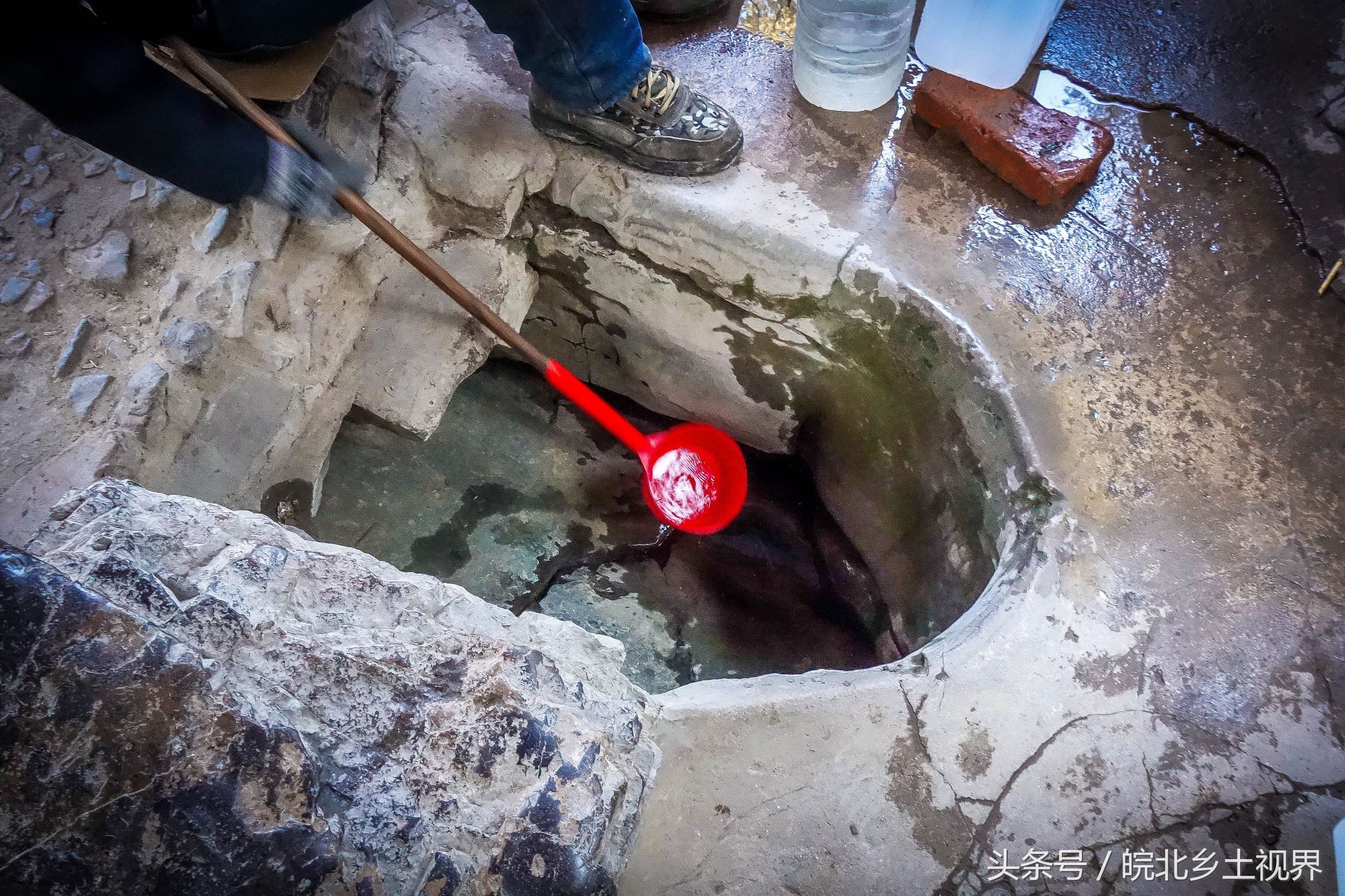 皖北圣泉寺深山里一山泉出好水,当地农民翻山排队取泉水做饭吃