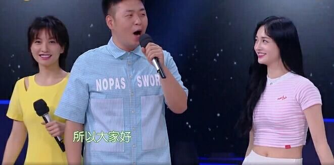 周洁琼和吴昕跳舞时,裙子上惊现血迹,网友:活