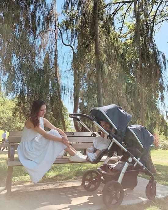 钟嘉欣怀孕6个月加拿大待产 与女儿亲子装合影