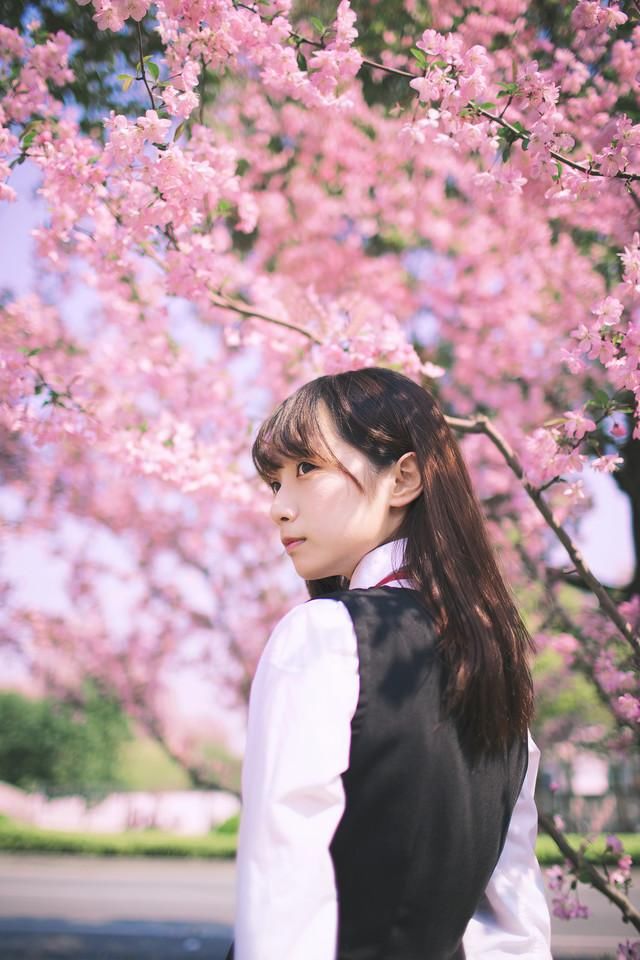 夜深了,一个人静静思考着人生