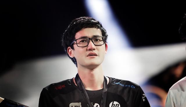 RNG卡萨回娘家送披萨报答FW 软萌喵王变狼王