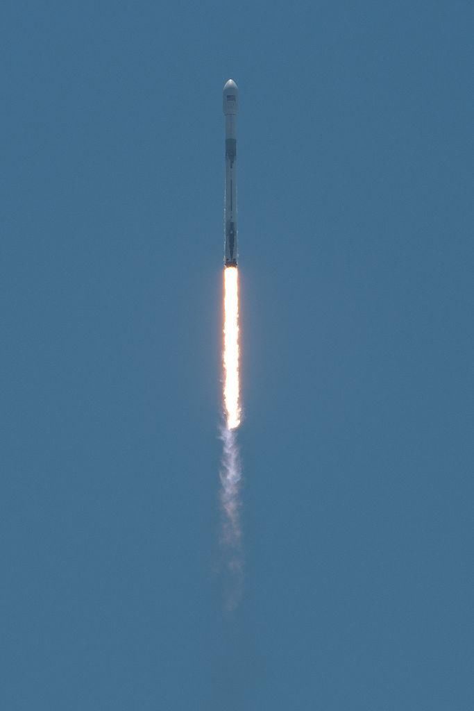 美国SpaceX用“二手”火箭将两颗卫星同时送往太空