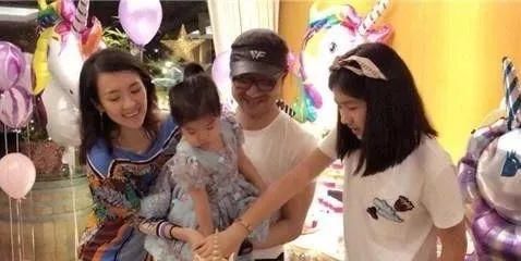 真怀了?40岁章子怡疑怀二胎,近照孕肚明显!网