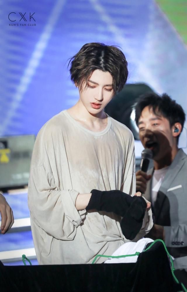 蔡徐坤连登微博热搜榜