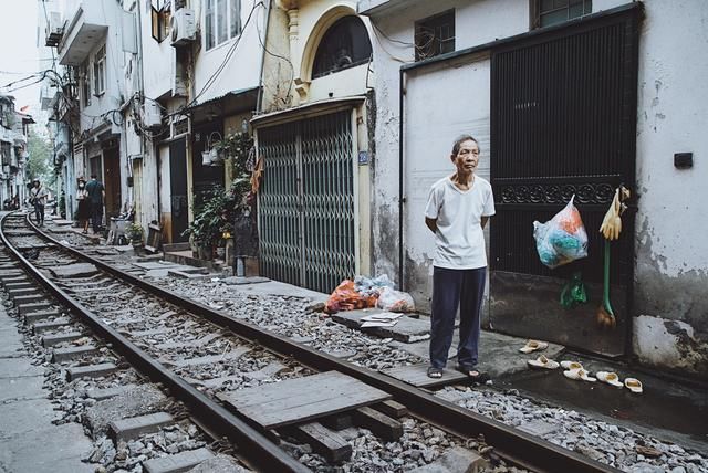 当火车从门前经过 Hanoi Train Street