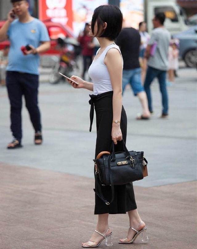 路人街拍:白色低胸露脐背心小阿姨,风姿招展,这