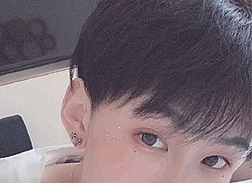 套路璐晒王乐乐同款自拍,不料被桌上一物抢镜,网友:乐乐的吗? 99真人网