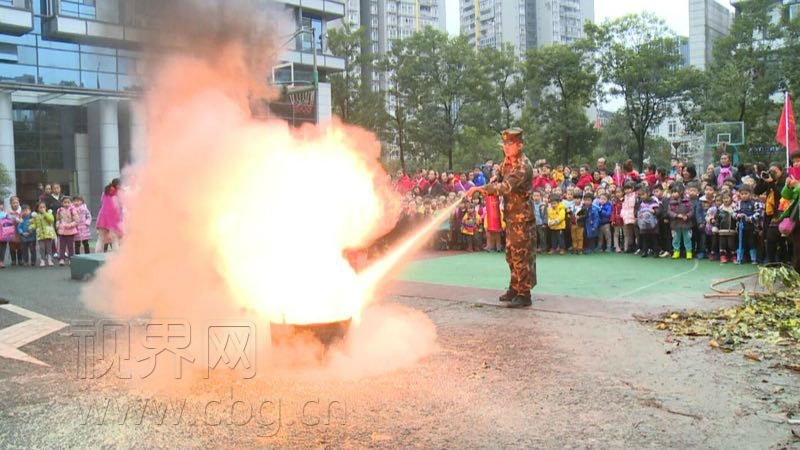 200幼儿进警营 近距离学习消防知识