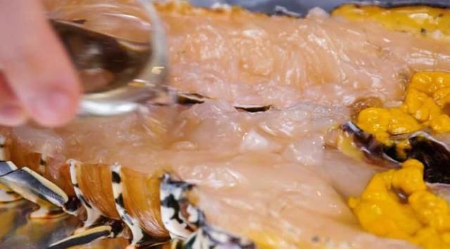 蒜蓉黄油烤龙虾:不用到餐厅也能吃到的鲜甜烤龙虾,易煮又吸引。