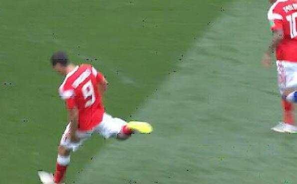 世界杯第一球: 加津斯基头球破门, 俄罗斯1-0沙