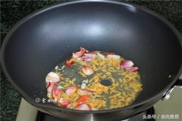 炎热的夏天，这道菜不要错过，当季食材很鲜嫩，常吃补水美白！