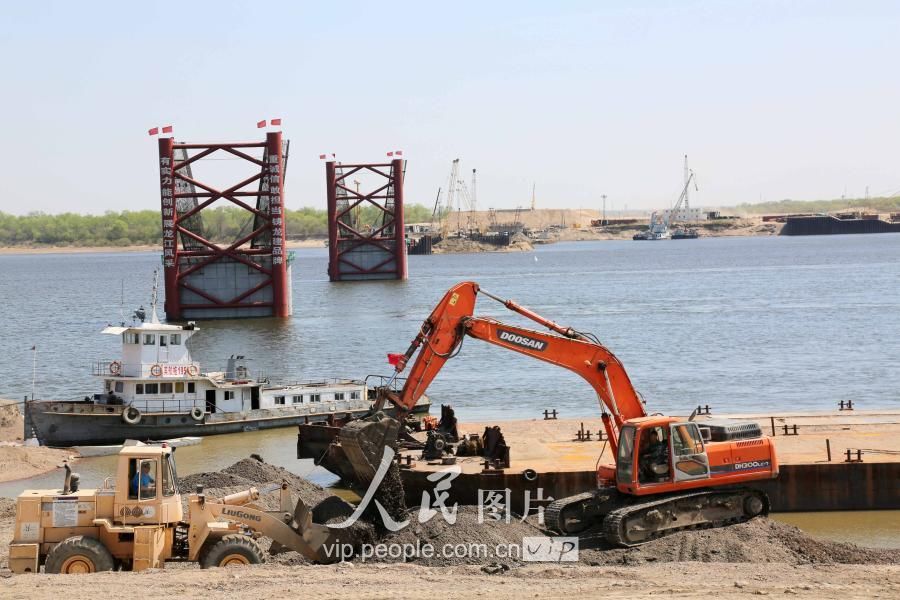 中俄界江黑龙江大桥紧锣密鼓施工建设中