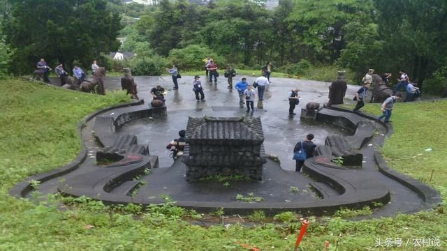 第三:农村坟墓墓碑影响三 墓碑之上鸟粪生,必须马上洗理清,忽视不理粪犹在,应到子孙害头痛。在上面的一则中,我们讲到坟墓相当于住宅的大门,大门要想纳入更多的生气,就要保证门口的整洁,而坟墓的墓碑一旦出现外来污秽之物鸟粪,那么势必导致后代子孙出现头痛的现象,如果不清理,那么此痛很难根治。