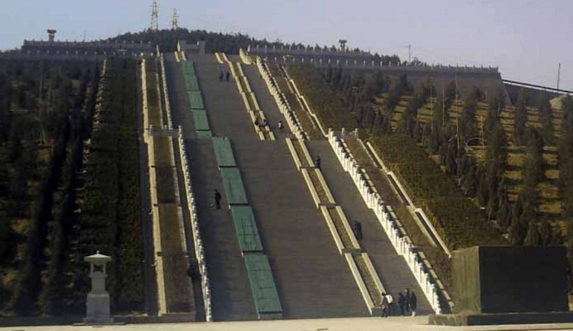 于山西省交城县城西北卦山,民众常自发来凭吊