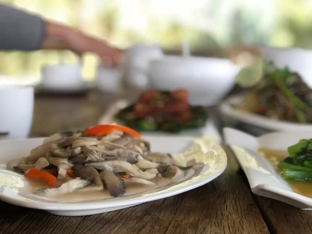 这座民宿位于玉龙雪山脚下第一村旁，是99％的游客都不知道的秘境