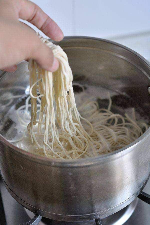 饿不饿，我煮碗面给你吃啊