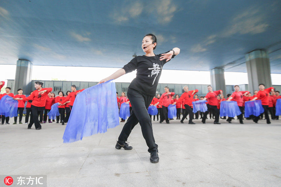 青岛市民迎上合峰会 200名广场舞大妈同时跳网红歌曲《青岛》