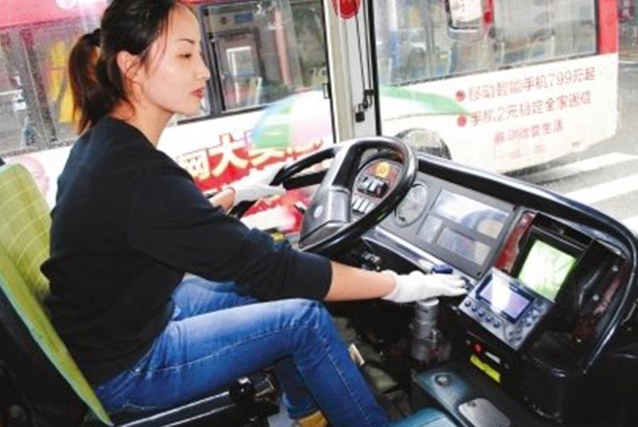 老汉多次抢夺方向盘,女司机想着重庆事故忍住