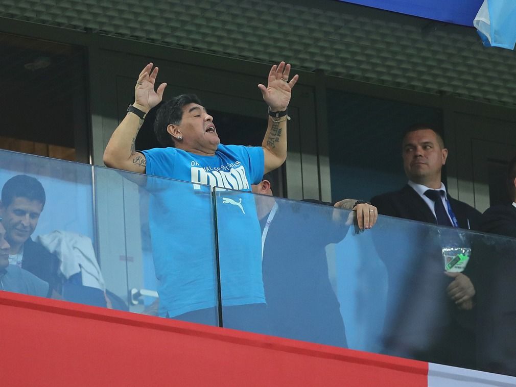 马拉多纳看台竖中指 阿根廷2:1战胜尼日利亚 赢