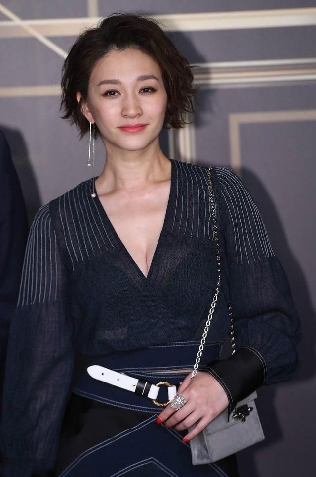 李小冉这次总算穿对了,优雅端庄都在表面!