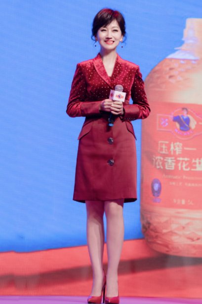 赵雅芝赢过了岁月，穿一袭红裙完全不见老年肚，66岁还有小蛮腰