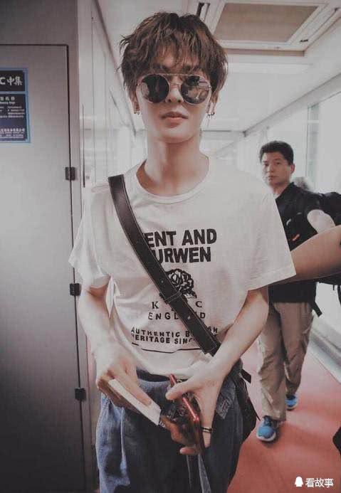 乐华七子机场躲雨,毕雯珺颜值高,范丞丞翘臀,但