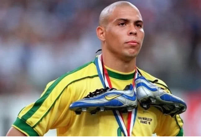 罗纳尔多:对C罗的好胜心难以置信,梅西踢球令