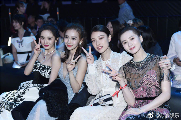 2017微博之夜四小花旦合体,最美竟然不是杨幂