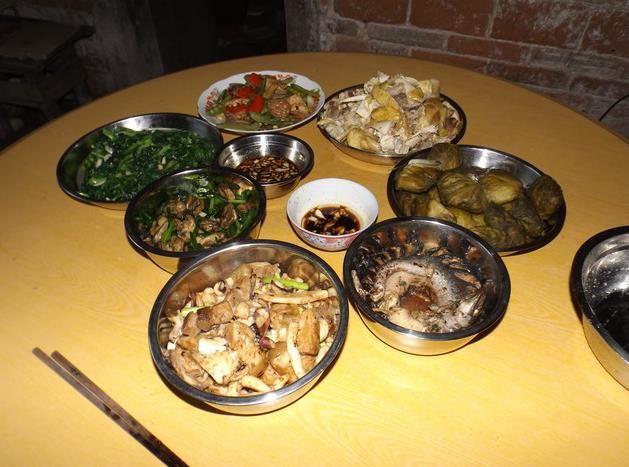 实拍广西农村晚餐,堪比在大饭店吃一顿,有道菜还以为是古生物呢