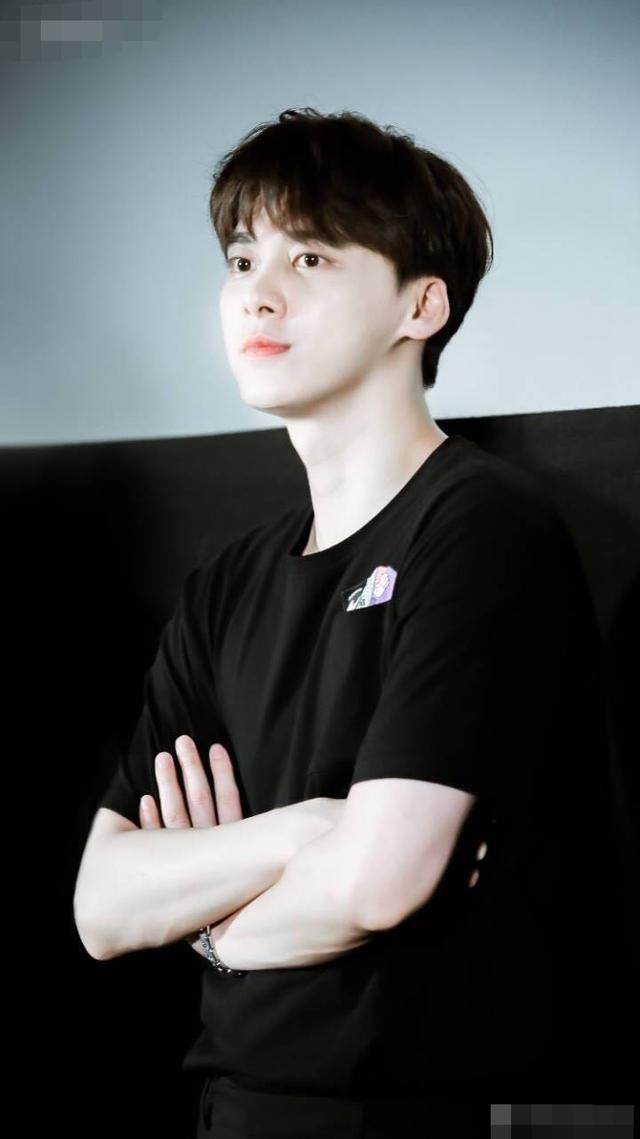 李易峰活动现场向豆瓣道歉,网友对他这一做法