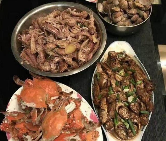 自己在家做海鲜大餐, 一大桌才花了200元, 真是划算