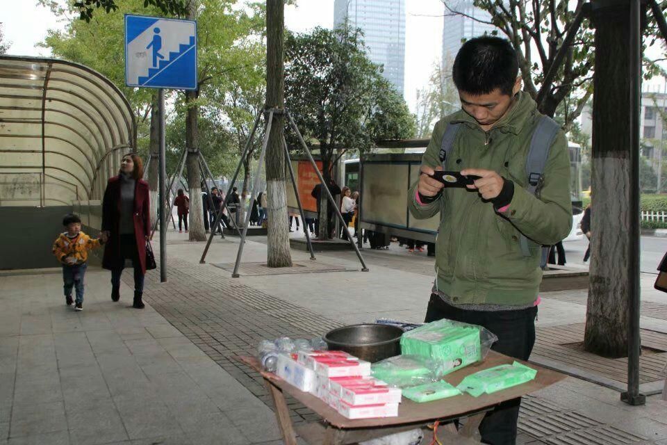 重庆街头“无人雨伞摊”考验诚信，市民买雨伞买纸巾全靠自觉