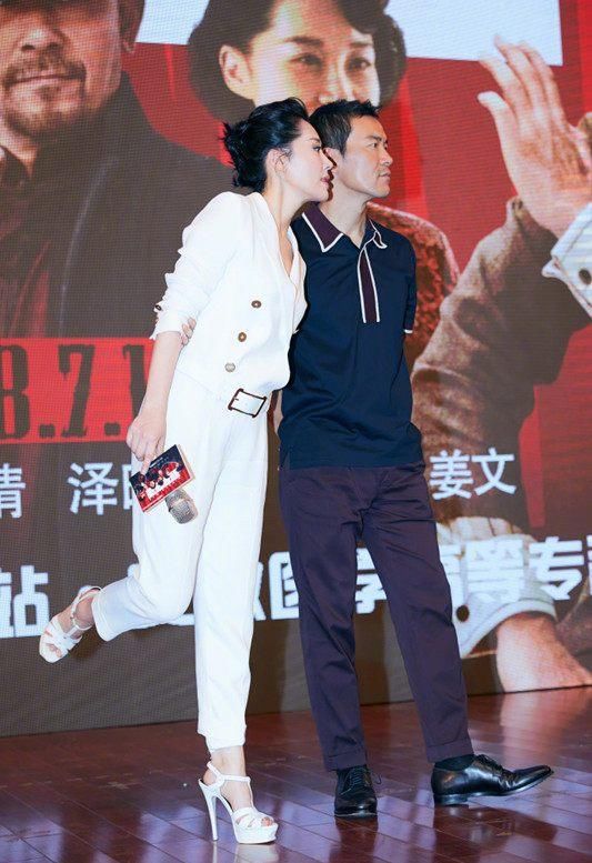 许晴也没逃过驴蹄鞋的魔爪?穿白色西装高贵优