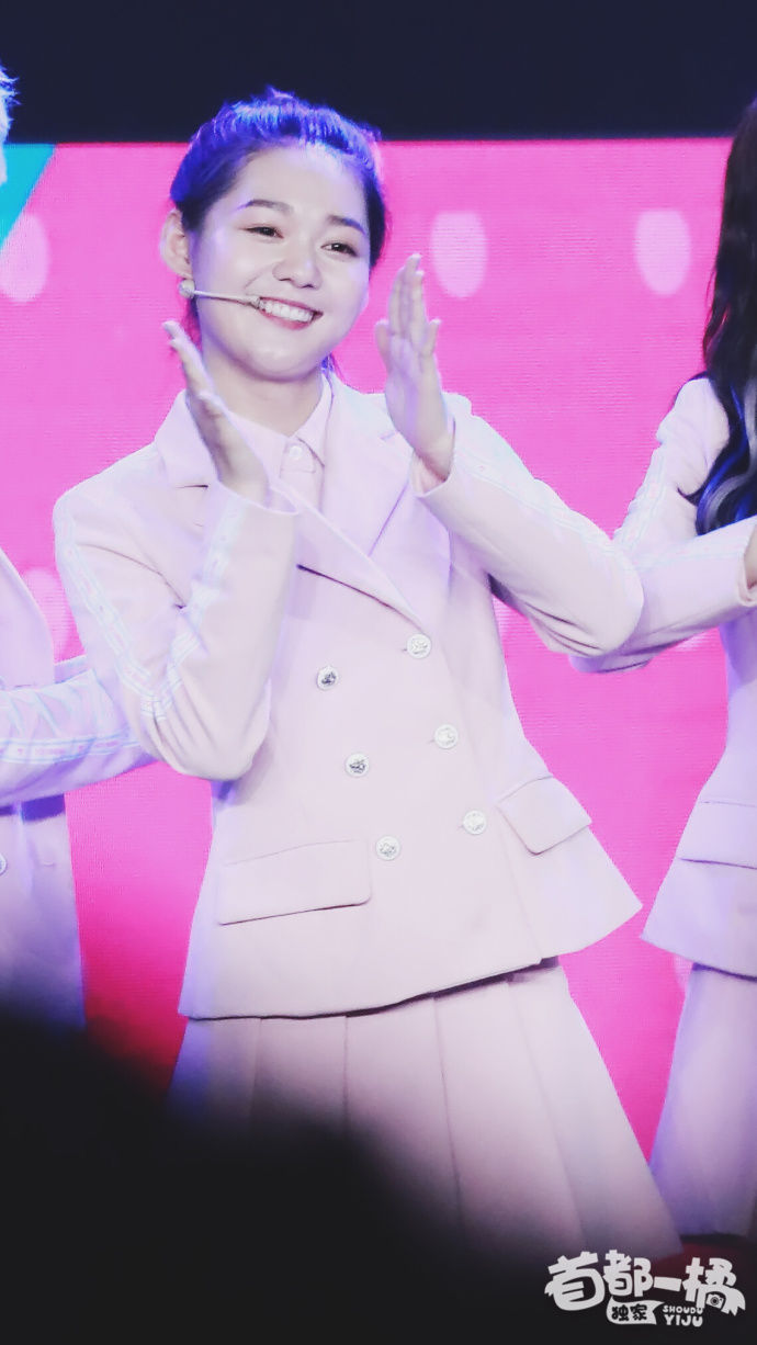 段奥娟穿粉色套装亮相doki大爬梯粉丝见面会，扎马尾辫笑容灿烂!_【快资讯】