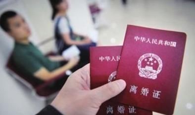 奇葩男子追女子两年，结婚后，对妻子逼打让其分开，理由让人不解