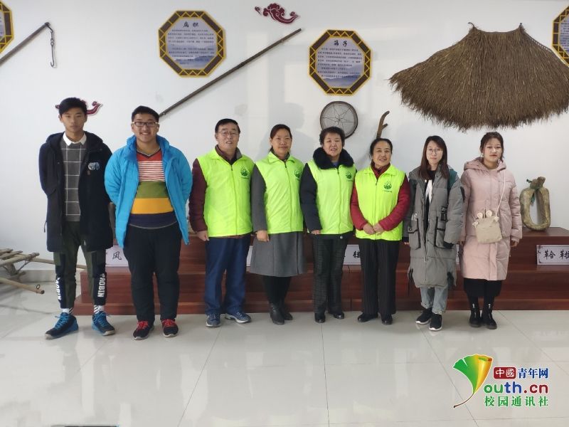 青岛大学生志愿者:雷锋精神代代传