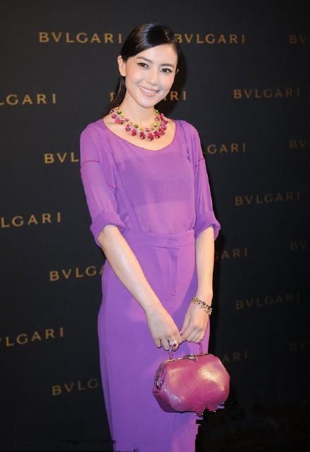 紫色女星如何驾驭?刘诗诗高贵,李沁显黑,连高